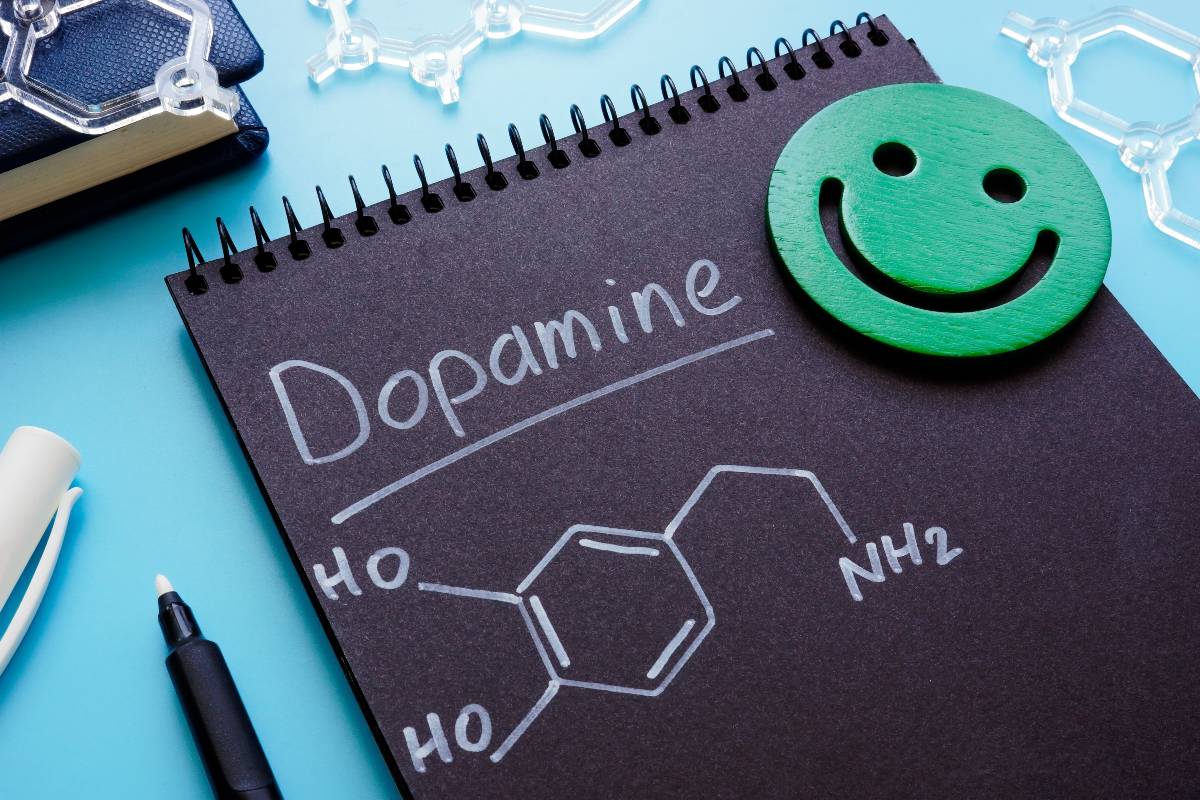 formule chimique à la dopamine sur une page sombre